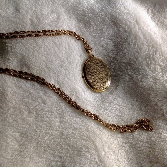 Rare Vintage Gold-Filled Engraved Initial D Pendant Locket w Photo Window - Picture 5 of 10